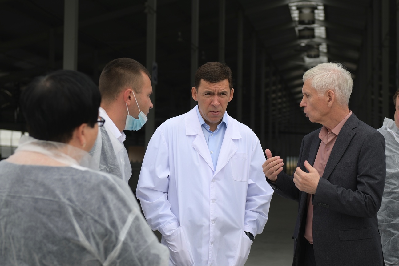 Evgeny Kuyvashev ha apprezzato il nuovo complesso zootecnico nel comune di Irbit.